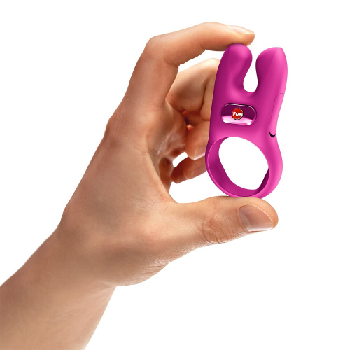 На фото эрекционное виброкольцо с двойной стимуляцией клитора Fun Factory NŌS CLASSIC Magenta, 2 мотора