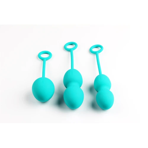 На фото изображены бирюзовые вагинальные шарики из набора Svakom Nova Green  для женщин на белом фоне.