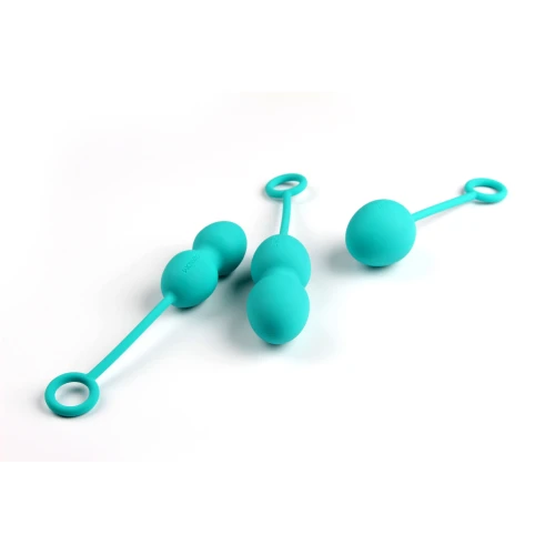 На фото изображены бирюзовые вагинальные шарики из набора Svakom Nova Green  для женщин на белом фоне.