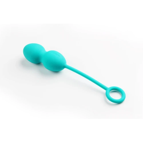 На фото изображены бирюзовые вагинальные шарики из набора Svakom Nova Green  для женщин на белом фоне.