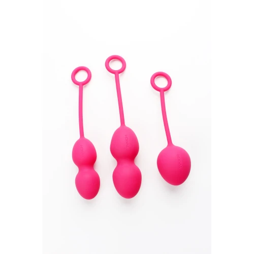 На фото изображены розовые вагинальные шарики из набора Svakom Nova Plum Red для женщин на белом фоне.