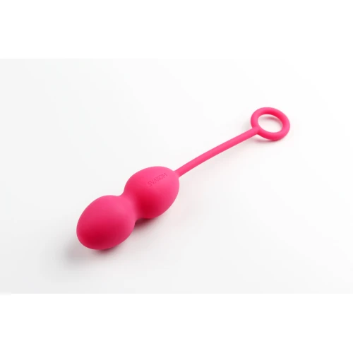 На фото изображены розовые вагинальные шарики из набора Svakom Nova Plum Red для женщин на белом фоне.