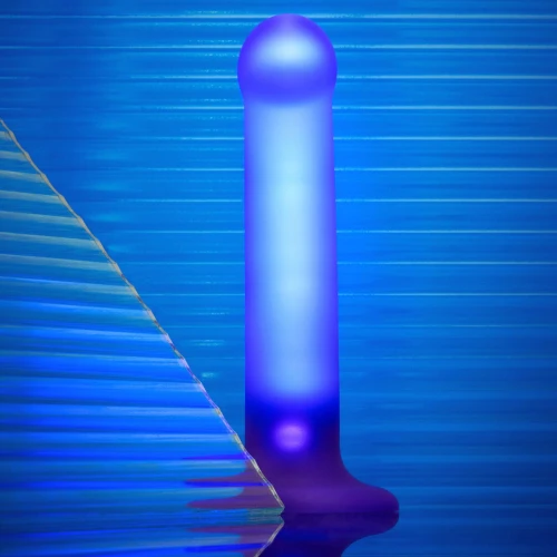На фото Светящийся Дилдо Strap-On-Me Glow-LED Dildo Purple - M