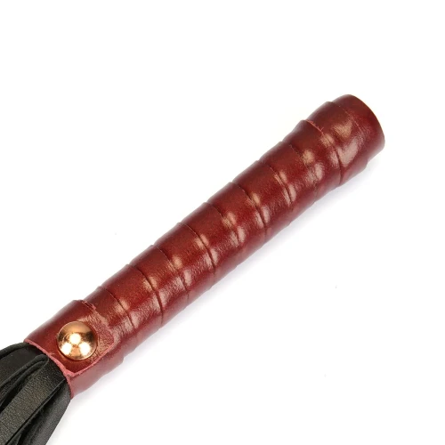 На фото флогер Liebe Seele Wine Red Wine Red Mini Flogger