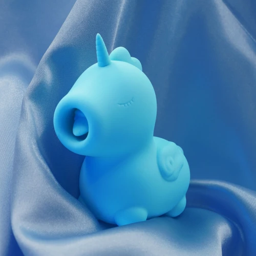 На фото голубой вибратор-единорожка Unihorn – Mount'n Peak, ласковый язычок