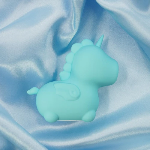 На фото голубой вибратор-единорожка Unihorn – Mount'n Peak, ласковый язычок