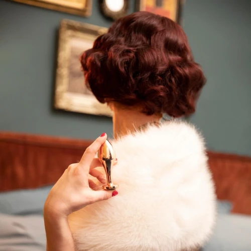 На фото изображена розовая анальная пробка Rosy Gold - Nouveau 