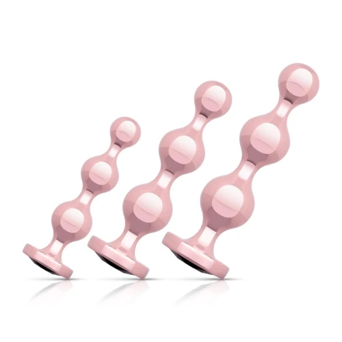 На фото розовый набор анальных игрушек Rosy Gold - Metal Butt Plug Set 3 Pieces