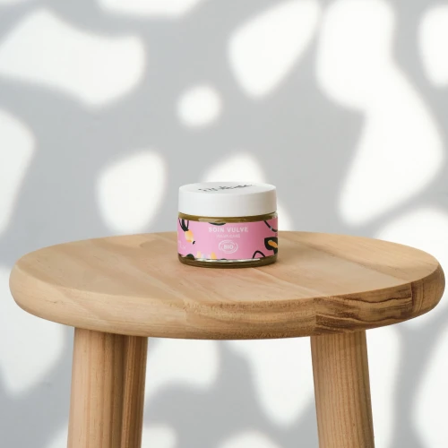 На фото розовый бальзам для вульвы Goliate Soin Vulve 15 мл, успокаиваю