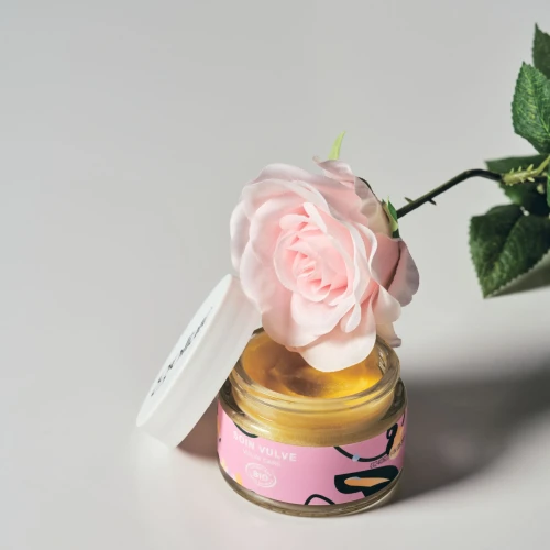 На фото розовый бальзам для вульвы Goliate Soin Vulve 15 мл, успока