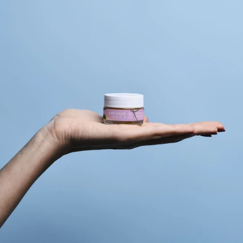 На фото розовый бальзам для вульвы Goliate Soin Vulve 15 мл, у