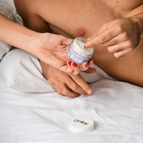 На фото массажное масло-лубрикант с ароматом и вкусом ванили Goliate Couple Gourmand Vanille