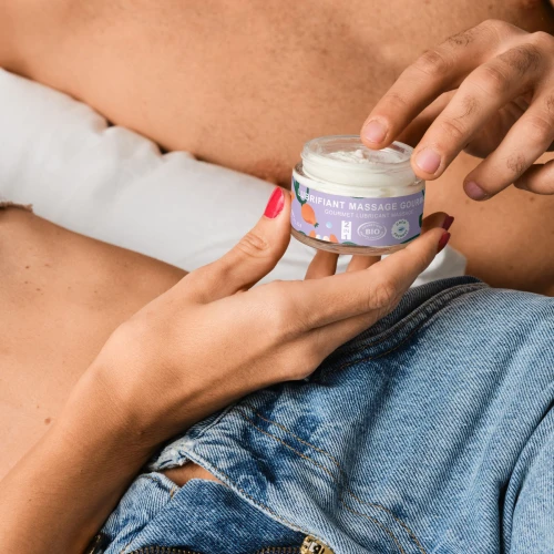 На фото массажное масло-лубрикант с ароматом и вкусом кокоса Goliate Couple Gourmand Coco