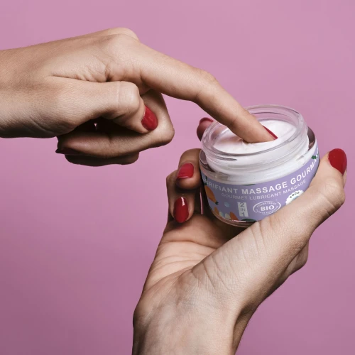 На фото массажное масло-лубрикант с ароматом и вкусом кокоса Goliate Couple Gourmand Co