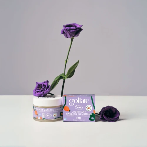 На фото массажное масло-лубрикант с ароматом и вкусом фундука Goliate Couple Gourmand Noisette 50 мл