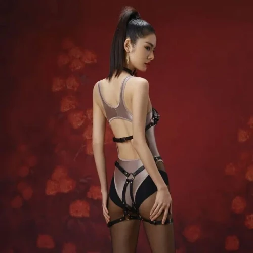 На фото сбруя со страпоном LOCKINK SEVANDA Queen Sheba Set with Golden Dil