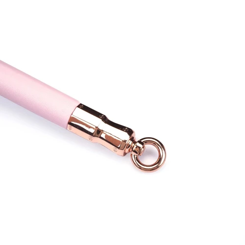 На фото жесткая распорка Liebe Seele Pink Leather Spreader Bar