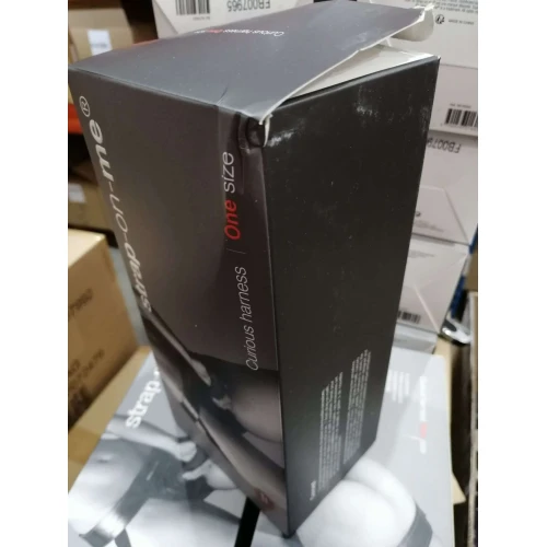 На фото изображены черные трусики для страпона для пар на светлом фоне