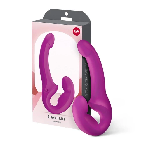 На фото безремінний страпон Fun Factory SHARE LITE Blackberry, регульований, полегшена модель