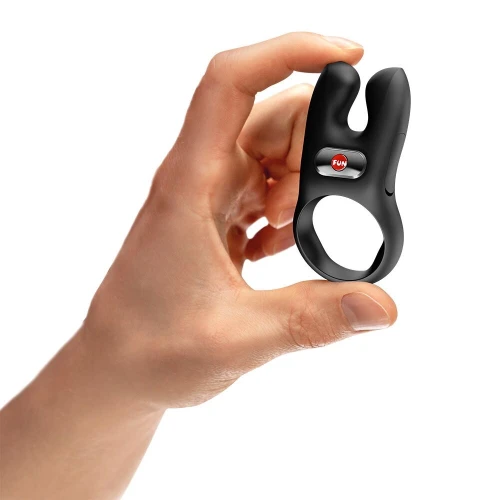 На фото ерекційне віброкільце з подвійною стимуляцією клітора Fun Factory NŌS CLASSIC Black, 2 мотори