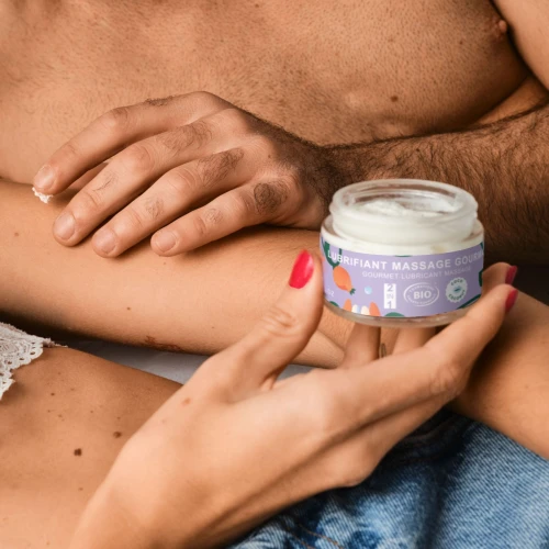 На фото  масажна олія-лубрикант з ароматом та смаком кокоса Goliate Couple Gourmand Coc