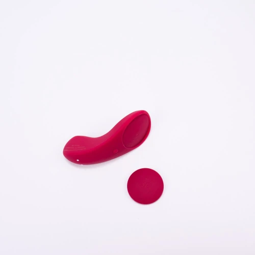 На фото зображено бордовий смарт-вібратор у трусики Satisfyer Sexy Secret для жінок на білому тлі.