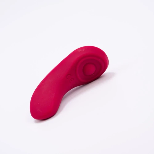 На фото зображено бордовий смарт-вібратор у трусики Satisfyer Sexy Secret для жінок на білому тлі.