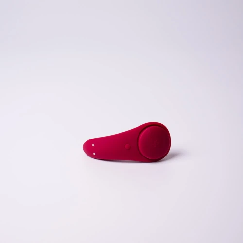 На фото зображено бордовий смарт-вібратор у трусики Satisfyer Sexy Secret для жінок на білому тлі.