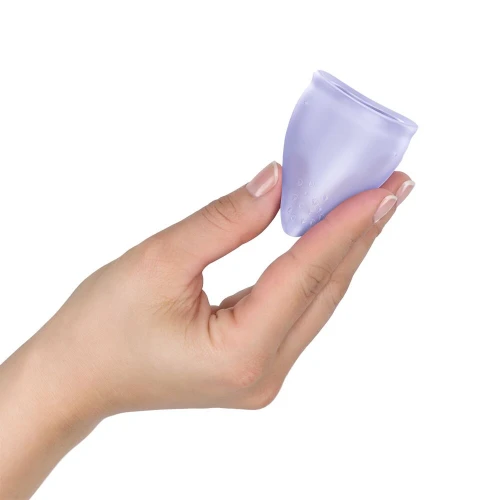 На фото менструальная чаша Fun Factory FUN CUP SIZE B Purple, многоразовая, диаметр 4,3 см, объем 30 мл