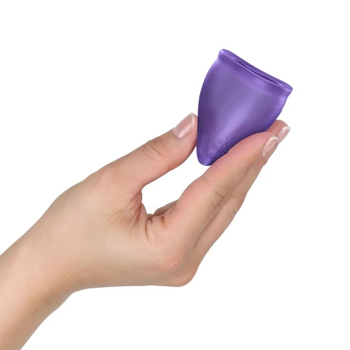 На фото менструальная чаша FUN CUP SIZE B Black Currant, многоразовая, диаметр 4,3 см, объем 30 мл