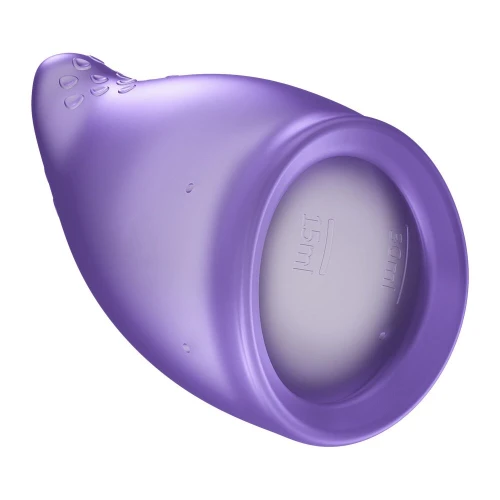 На фото менструальная чаша FUN CUP SIZE B Black Currant, многоразовая, диаметр 4,3 см, объем 30 мл