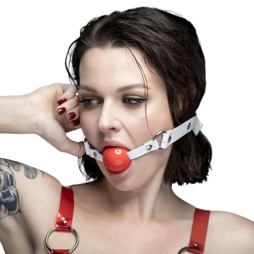На фото кляп силиконовый Feral Feelings Silicon Ball Gag White/Red, белый ремешок, красный шарик