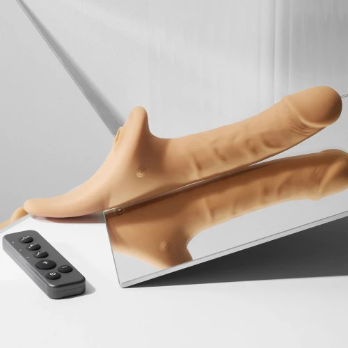На фото вибронасадка для страпона с вакуумной стимуляцией Strap-On-Me Multi Orgasm Realistic Dildo L Vanilla