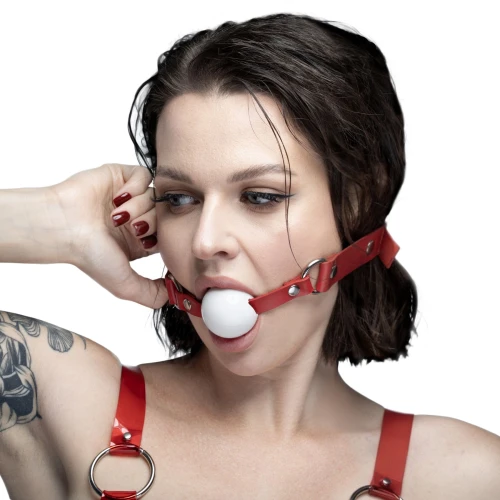 На фото кляп силиконовый Feral Feelings Silicon Ball Gag Red/White, красный ремешок, белый шарик