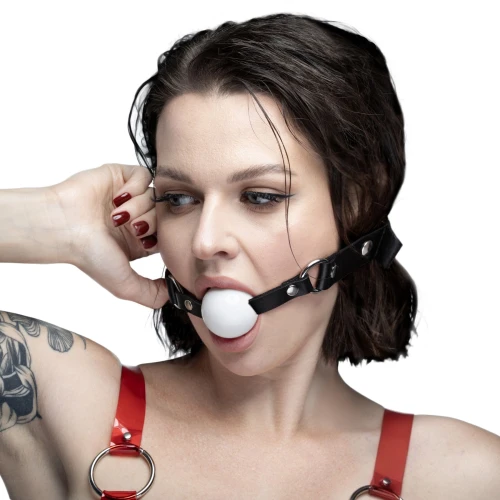 На фото кляп силиконовый Feral Feelings Silicon Ball Gag Black/White, черный ремешок, белый шарик