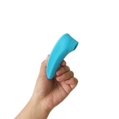 На фото изображен голубой вакуумный вибратор для оральных игр Lovense Tenera для женщин на белом фоне.