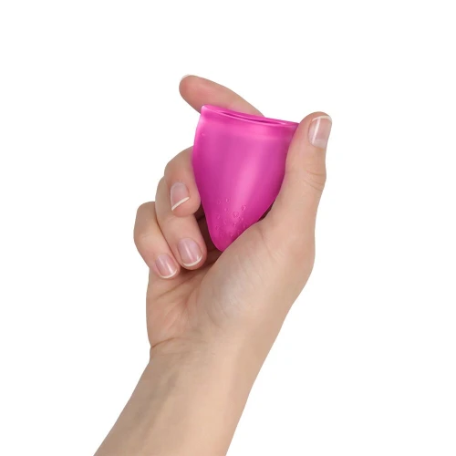 На фото менструальная чаша Fun Factory FUN CUP SIZE A Magenta, многоразовая, диаметр 4 см, объем 20 мл