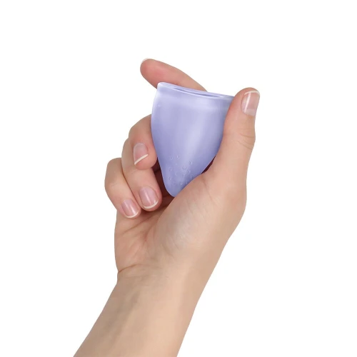 На фото менструальная чаша Fun Factory FUN CUP SIZE A Purple, многоразовая, диаметр 4 см, объем 20 мл