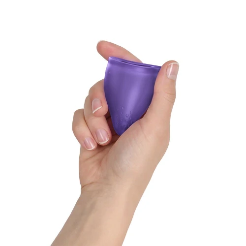 На фото менструальная чаша FUN CUP SIZE A Black Currant, многоразовая, диаметр 4 см, объем 20 мл