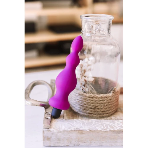 На фото изображен фиолетовый анальный стимулятор Adrien Lastic Bullet Amuse Purple унисекс на светлом фоне