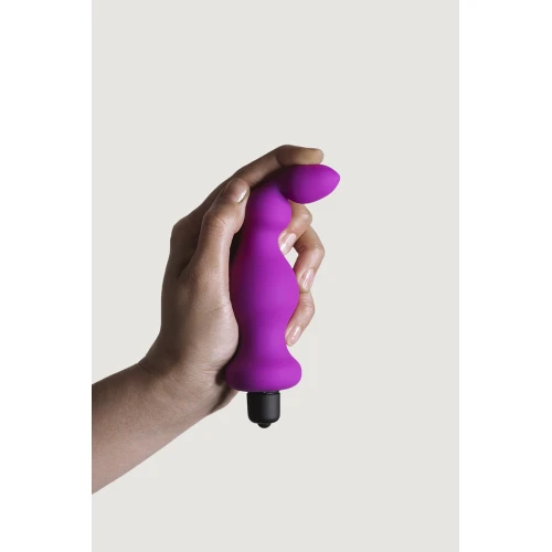 На фото изображен фиолетовый анальный стимулятор Adrien Lastic Bullet Amuse Purple унисекс на светлом фоне