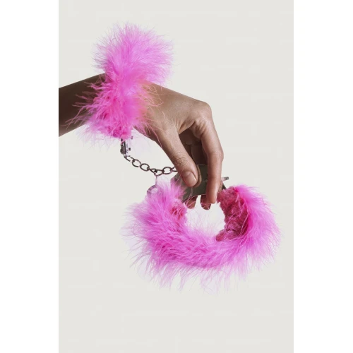На фото зображено наручники з рожевим хутром Adrien Lastic Handcuffs Pink унісекс на світлому фоні