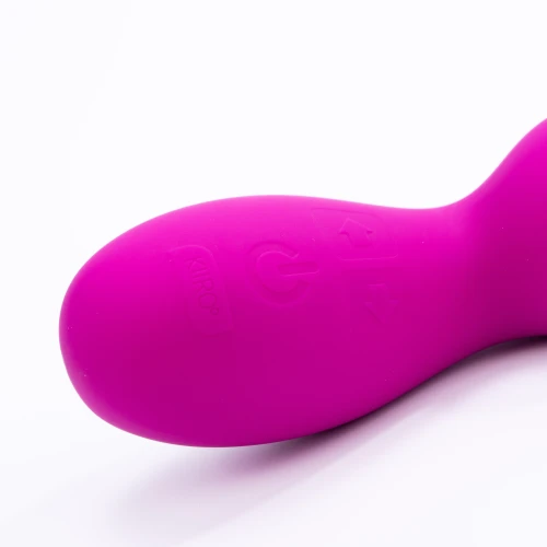 На фото: яскравий вібратор із деталізацією кінця