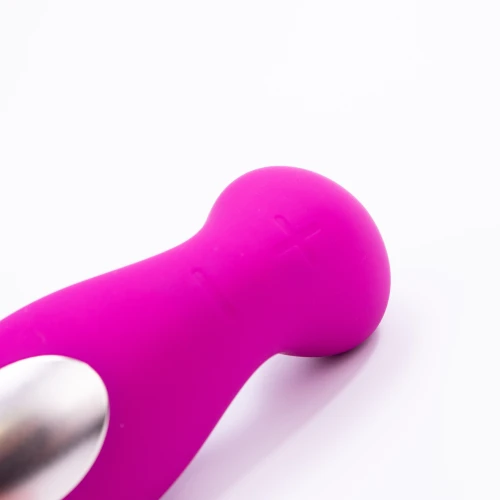 На фото: яскравий вібратор із деталізацією 