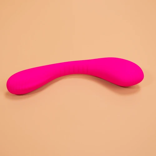 На фото изображен розовый двойной вибратор с функцией "Смарт" Lovense Dolce (Quake) для женщин на бежевом фоне.