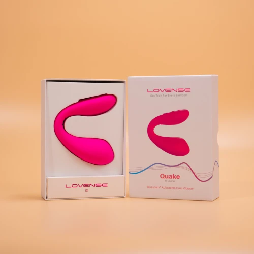 На фото изображен розовый двойной вибратор с функцией "Смарт" Lovense Dolce (Quake) для женщин на бежевом фоне.
