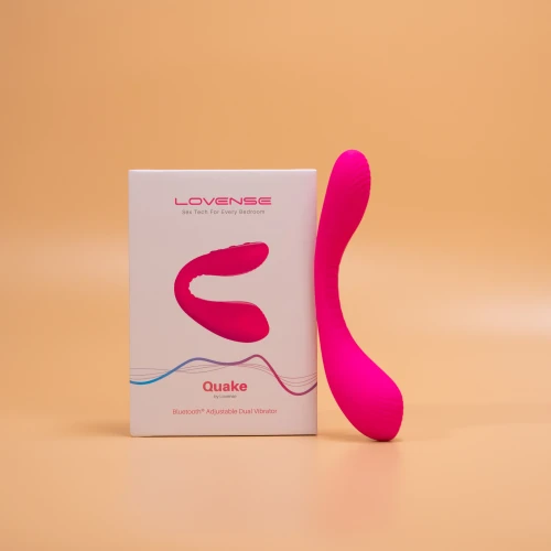 На фото изображен розовый двойной вибратор с функцией "Смарт" Lovense Dolce (Quake) для женщин на бежевом фоне.