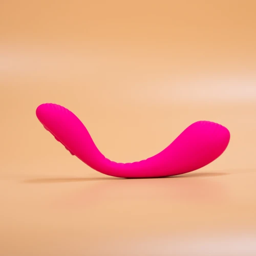 На фото изображен розовый двойной вибратор с функцией "Смарт" Lovense Dolce (Quake) для женщин на бежевом фоне.