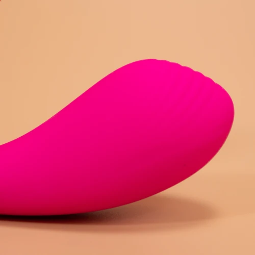 На фото изображен розовый двойной вибратор с функцией "Смарт" Lovense Dolce (Quake) для женщин на бежевом фоне.