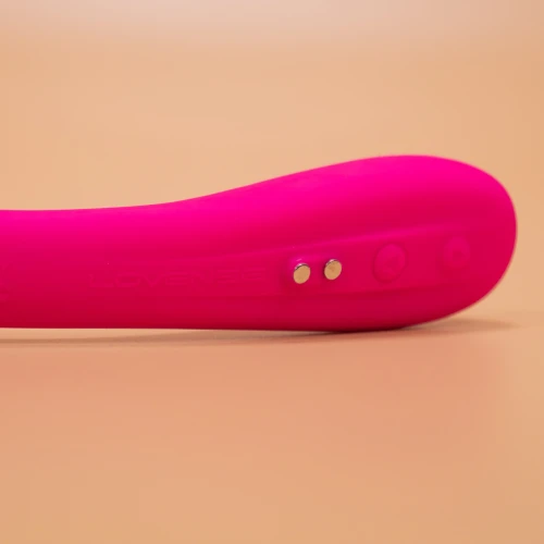 На фото изображен розовый двойной вибратор с функцией "Смарт" Lovense Dolce (Quake) для женщин на бежевом фоне.